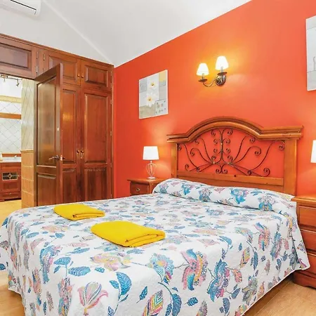 فيلة Puerto Del Carmen Sleeps 6 Air Con Wifi *