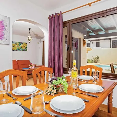 فيلة Puerto Del Carmen Sleeps 6 Air Con Wifi بويرتو ذيل كارمين